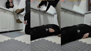 素人S女王-居家调教私奴-舔白袜臭脚惩罚 (1)