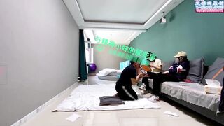 精神小妹双女主踩踏调教猛踢扇耳光