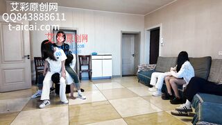 女生们的“大玩具”！脚踩面包，吸完脚汗后给狗吃