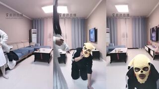 被三个素人小妹暴打羞辱