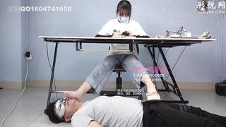 南国原创_实习老师小韵无意识踩踏，偷偷的脱掉裤子，踩着JJ吐了！