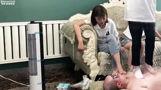 精神小妹  踩踏