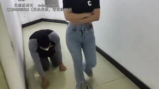 遛狗回家让贱狗清理鞋底喝袜子水