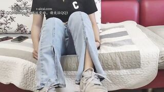 遛狗回家让贱狗清理鞋底喝袜子水