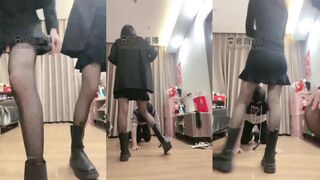 诗诗 双胞胎姐妹 黑色皮靴驯化奴隶