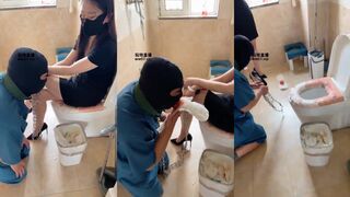 女s生活化调教羞辱男m，让男m充当垃圾桶，吃各种垃圾，舔厕纸吃卫生巾，清理家人用过的脏马桶