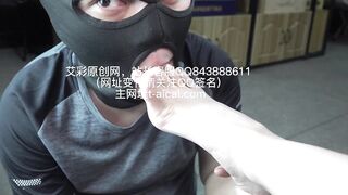 樱女王惩罚变态客人，美脚伺候，脚丫白嫩性感，舔的真爽！