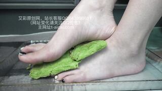 樱女王樱女王白嫩美脚喂食，m吃干净脚上的蛋糕和酸奶！