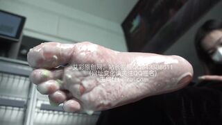 樱女王樱女王白嫩美脚喂食，m吃干净脚上的蛋糕和酸奶！