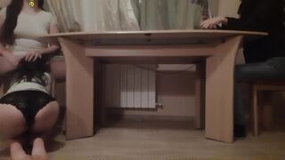 #母狗 一大早桌下跪着为拉拉情侣主口舌