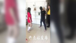 娇娇和馨馨女王踢狗叮叮