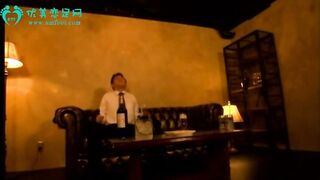 日本女王黄金圣水调教男奴_女王几瓶黄金圣水给男奴喝视频